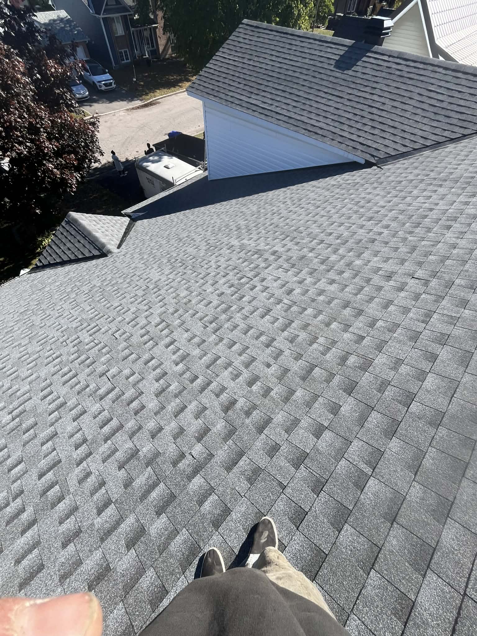 Toiture de bardeaux gris terminée