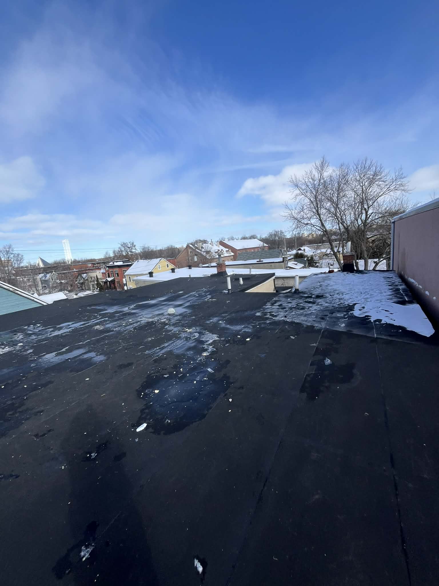 Toiture plate complétée en hiver